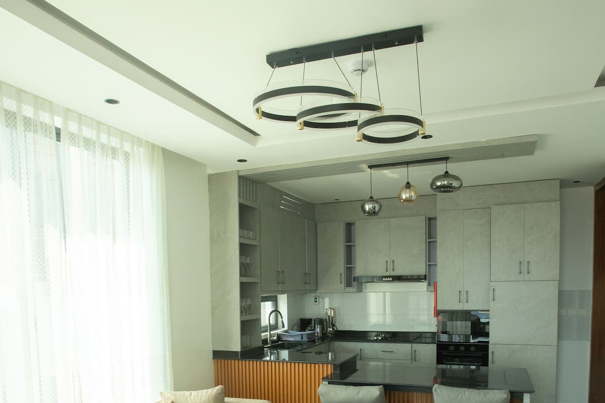 Apartamento clássico, vista para a cidade | Cozinha privada | Geladeira grande, micro-ondas, fogão, cooktop