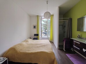 2 slaapkamers, een strijkplank/strijkijzer, beddengoed