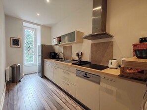 Fridge, microwave, dishwasher, coffee/tea maker