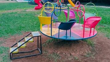 Lasten leikkialue ulkona