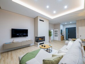 テレビ、暖炉、卓球台