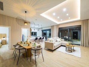 テレビ、暖炉、卓球台