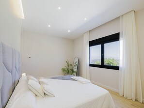 4 bedrooms, iron/ironing board, free WiFi, bed sheets