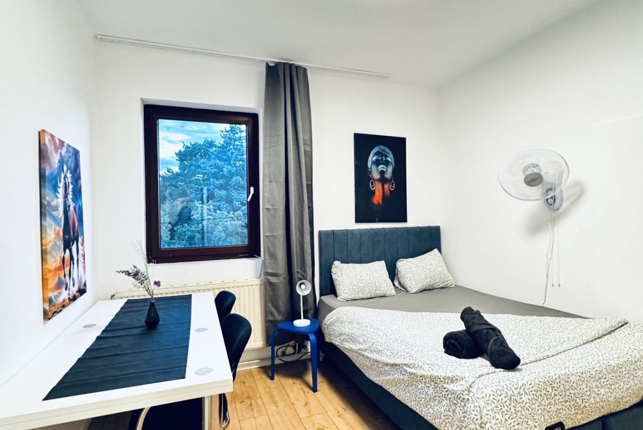 1 bedroom, bed sheets