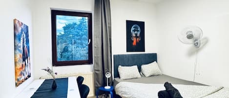1 bedroom, bed sheets