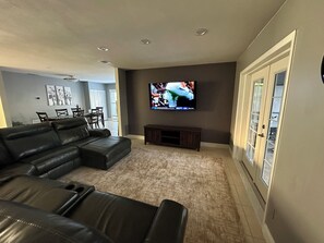 TV - Comfortable home in Tampa with Saltwater Pool (Tampa)
