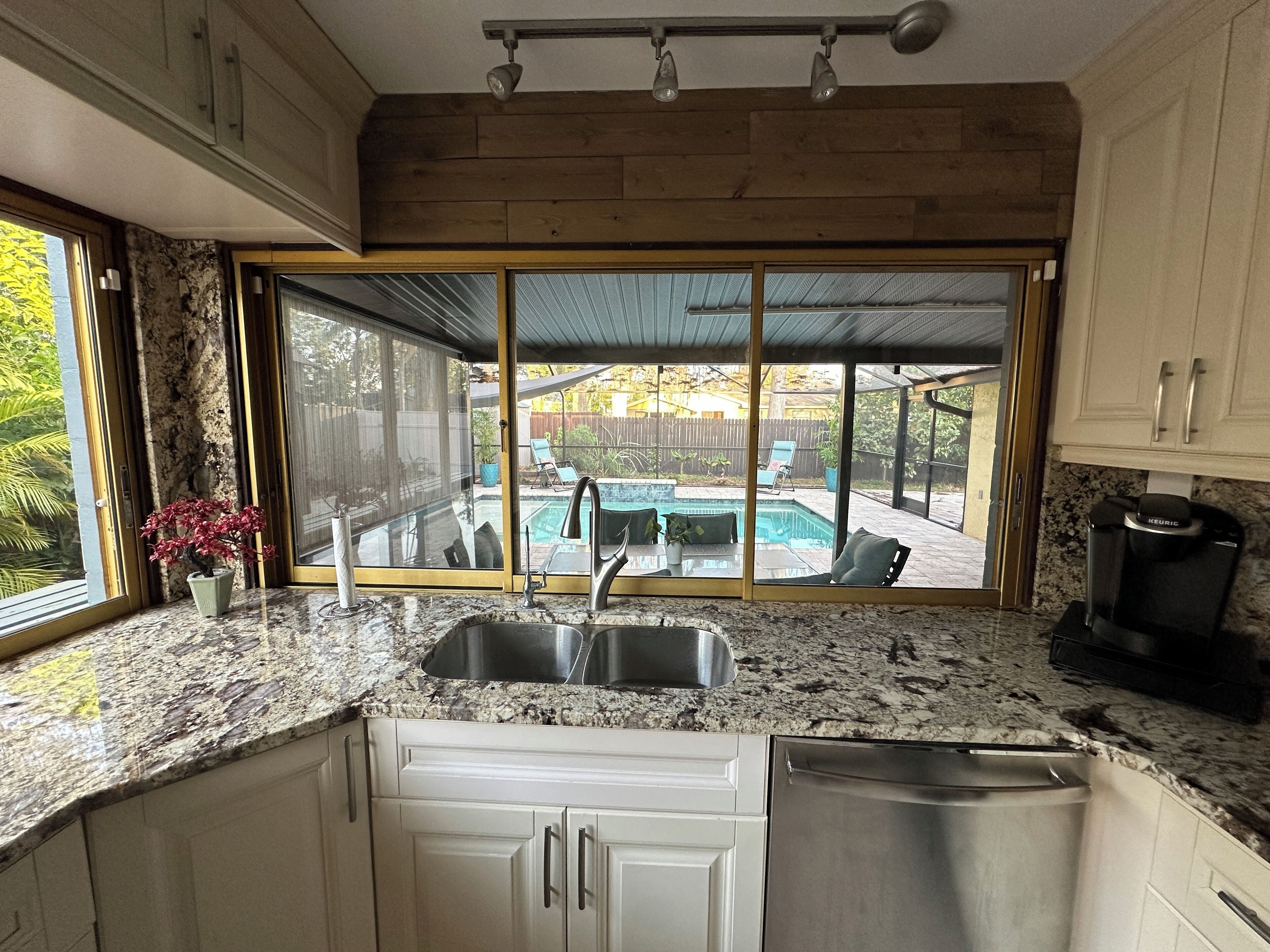 Micro-ondes, four, plaque de cuisson, lave-vaisselle