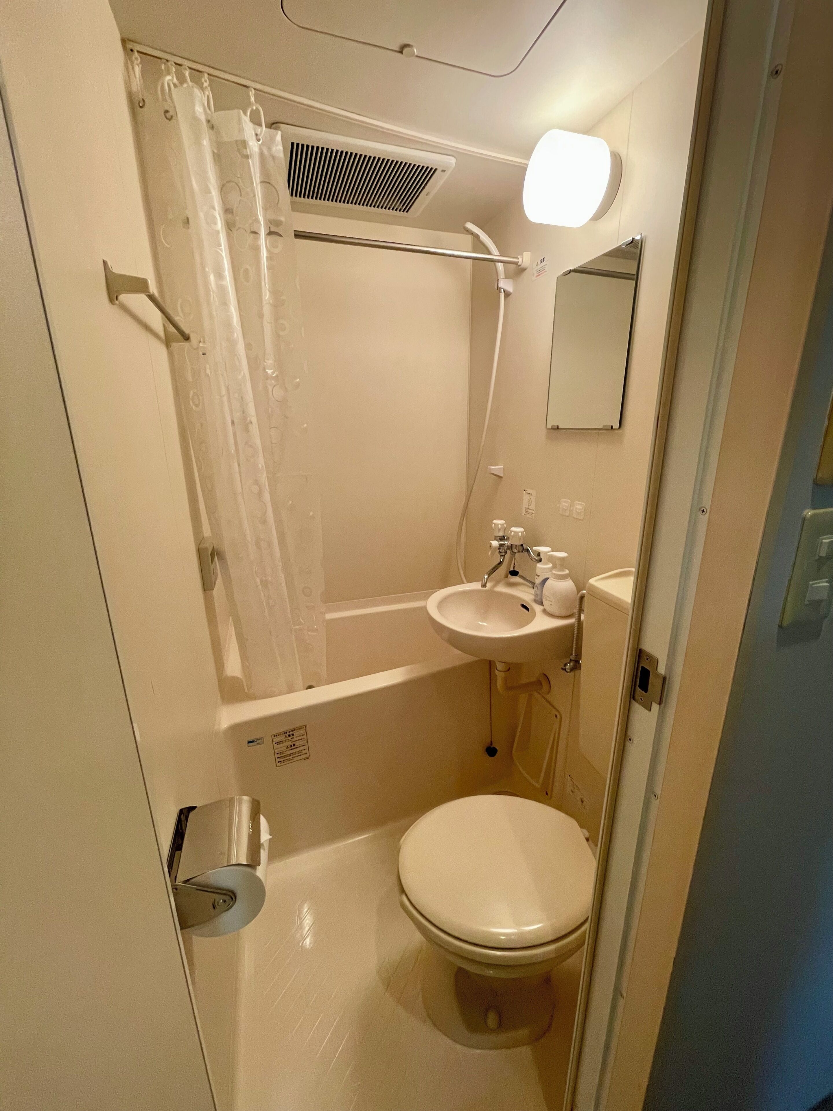 Séchoir à cheveux, serviettes fournies, savon, shampooing