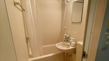 Séchoir à cheveux, serviettes fournies, savon, shampooing