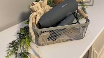 Secador de cabelo, toalhas de banho, sabonete, shampoo