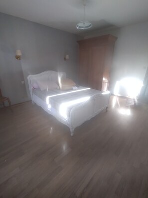 2 habitaciones y tabla de planchar con plancha
