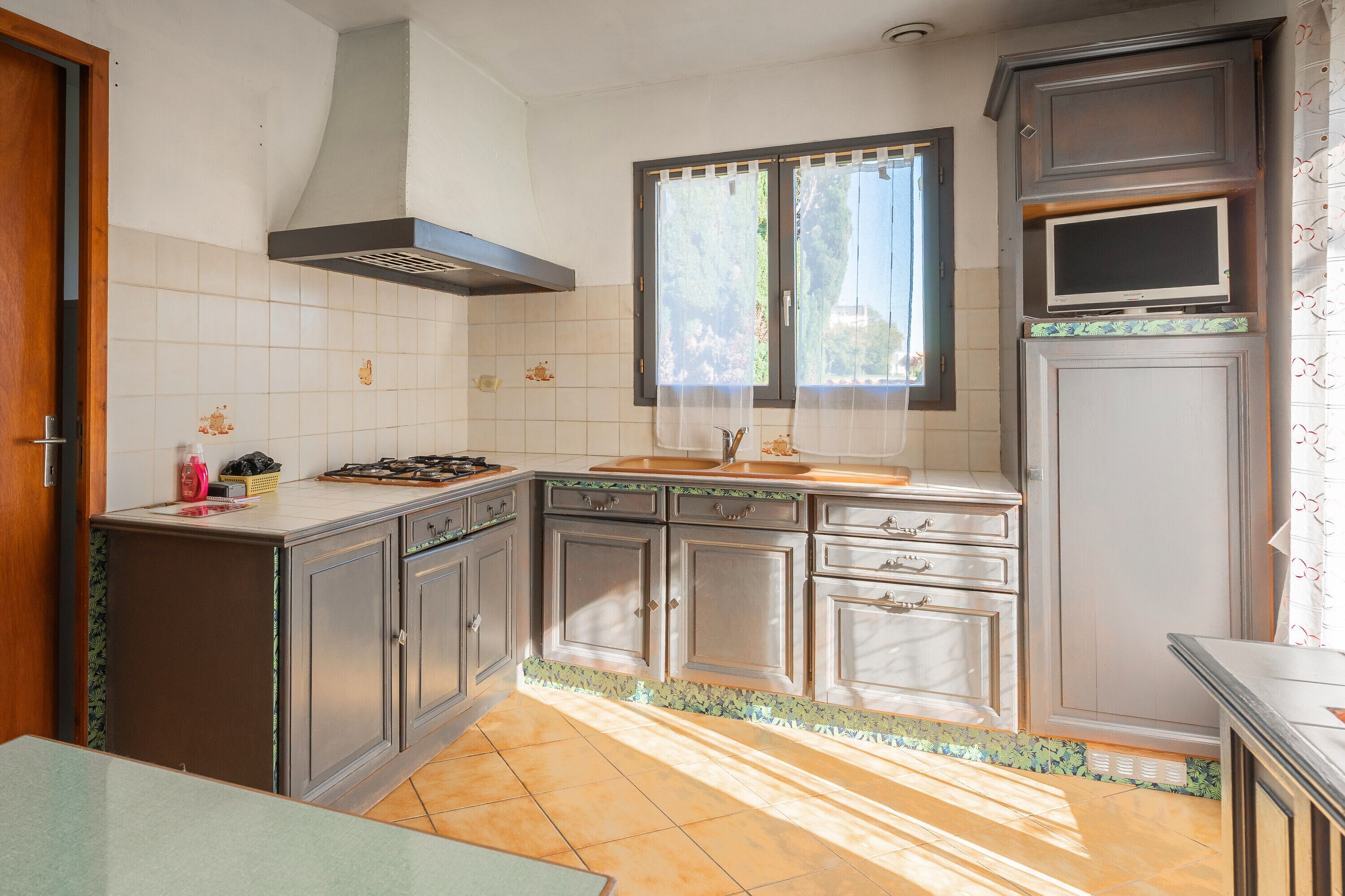 Kühlschrank, Mikrowelle, Ofen, Wasserkocher mit Kaffee-/Teezubehör