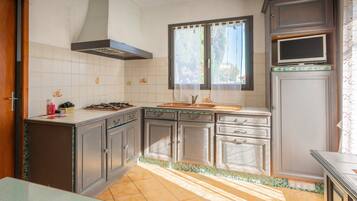 Fridge, microwave, oven, coffee/tea maker