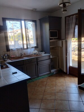 Refrigerador, microondas, horno y cafetera y tetera