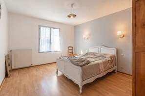 2 slaapkamers, een strijkplank/strijkijzer, beddengoed