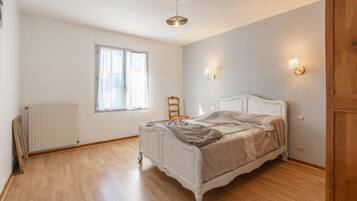 2 bedrooms, iron/ironing board, WiFi