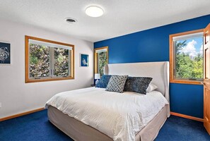 5 bedrooms, desk, free WiFi, bed sheets