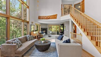 Smart TV, caminetto, tavolo da ping pong, libri