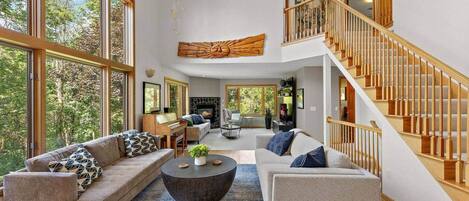 Smart TV, chimenea, tenis de mesa y libros