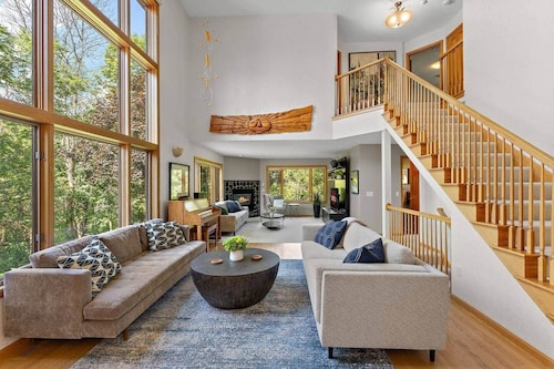 10-Acre Estate *Pool*2 Kitchens*Sleeps 18*Games