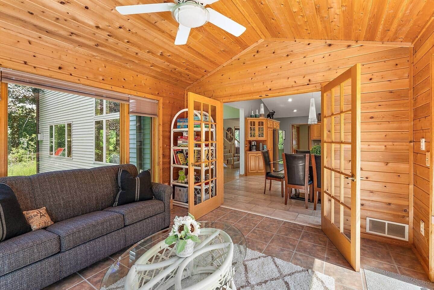 TV connectée, cheminée, table de tennis de table, livres