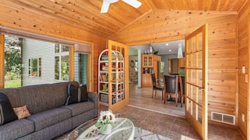 Smart TV, caminetto, tavolo da ping pong, libri