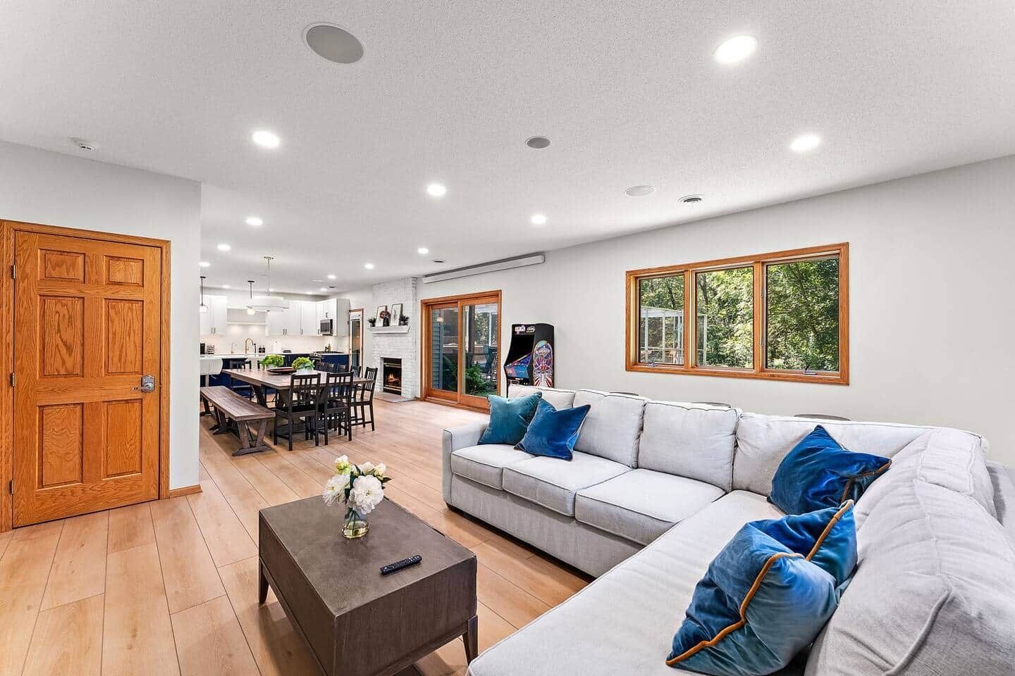 Smart-TV, peis, bordtennis og bøker