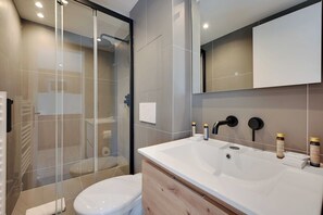 Departamento | Baño | Secadora de cabello, toallas, shampoo 