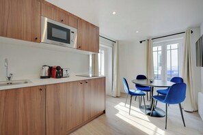 Departamento | Cocina privada | Refrigerador, microondas, parrilla de estufa y cafetera y tetera 