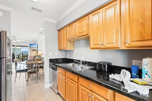 Apartamento estándar, 2 habitaciones, no fumadores, balcón | Cocina privada | Frigorífico, microondas, horno y placa de cocina
