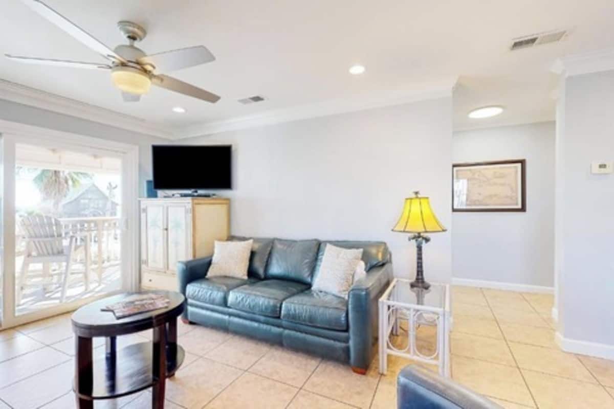 Condo standard, 2 quartos, para não fumantes, sacada | Sala de estar | Smart TV 65 polegadas com canais a cabo