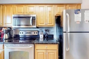 Condo standard, 2 quartos, para não fumantes, sacada | Cozinha privada | Geladeira, micro-ondas, fogão, cooktop