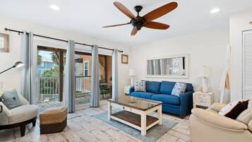 Signature appartement, 2 slaapkamers, balkon, uitzicht op zwembad | Woonkamer | Een 65-inch smart-tv met kabelzenders