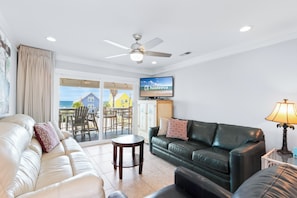 Apartamento estándar, 2 habitaciones, no fumadores, balcón | Sala de estar | Smart TV de 65 pulgadas con canales por cable