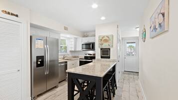 Kondominium Khas, 2 kamar tidur, balkon, pemandangan kolam renang | Dapur pribadi | Lemari es, microwave, oven, dan kompor