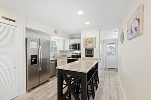 Appart'hôtel Signature, 2 chambres, balcon, vue piscine | Cuisine privée | Réfrigérateur, micro-ondes, four, plaque de cuisson