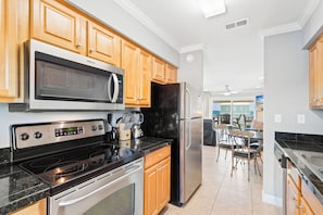 Apartamento estándar, 2 habitaciones, no fumadores, balcón | Cocina privada | Frigorífico, microondas, horno y placa de cocina