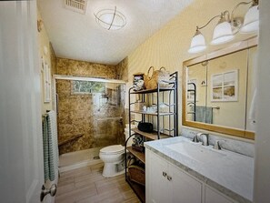 Douche, serviettes fournies, savon, papier de toilette