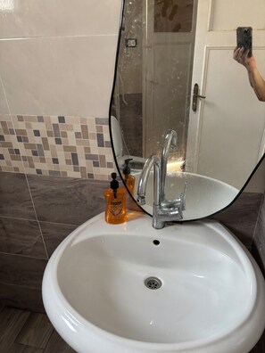 Sèche-cheveux, savon, papier toilette