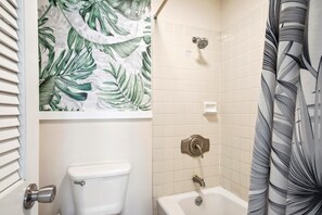 Ein Badezimmer mit Toilette, Dusche und Badewanne.