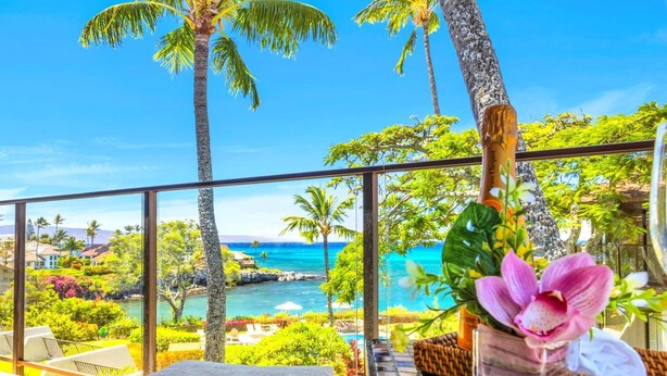 Un balcón con vista a una playa tropical y el océano.