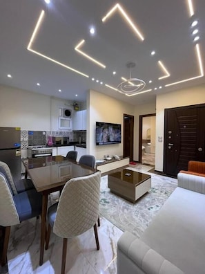 Appartement, 2 chambres | Aire de séjour | Téléviseur