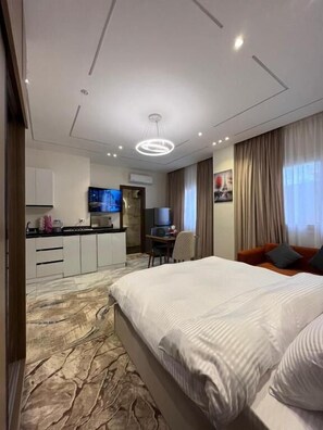Estudio Deluxe, 1 cama King size | Caja de seguridad en la habitación y escritorio 