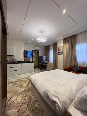 Estudio Deluxe, 1 cama King size | Caja de seguridad en la habitación y escritorio