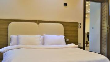 Deluxe-Studio | Zimmersafe, Schreibtisch, laptopgeeigneter Arbeitsplatz