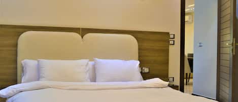 Deluxe Studio | In-room safe, desk, laptop workspace, soundproofing