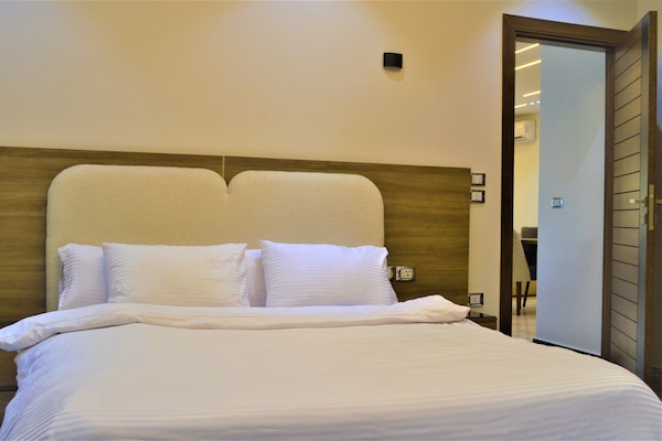 Deluxe Studio | In-room safe, desk, laptop workspace, soundproofing