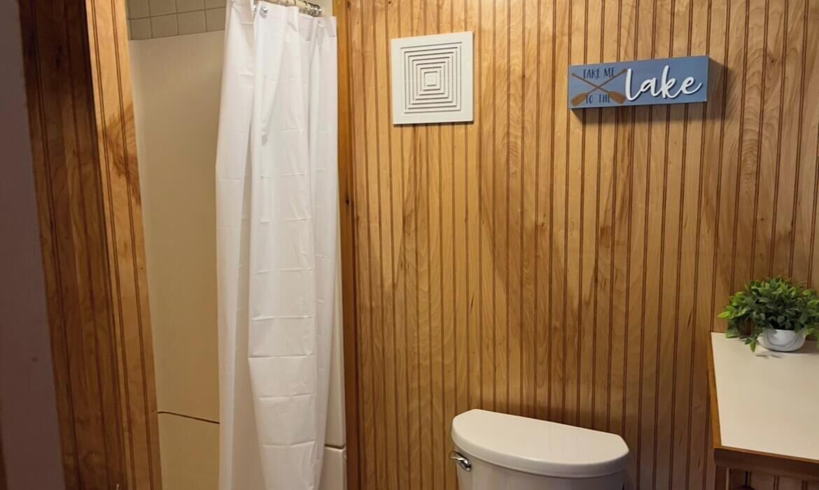 Een douche, een haardroger, zeep, toiletpapier