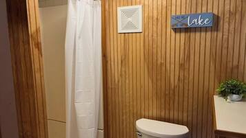 Een douche, een haardroger, zeep, toiletpapier