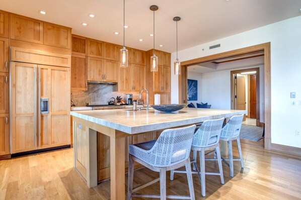 Refrigerador, microondas, horno y lavavajillas 